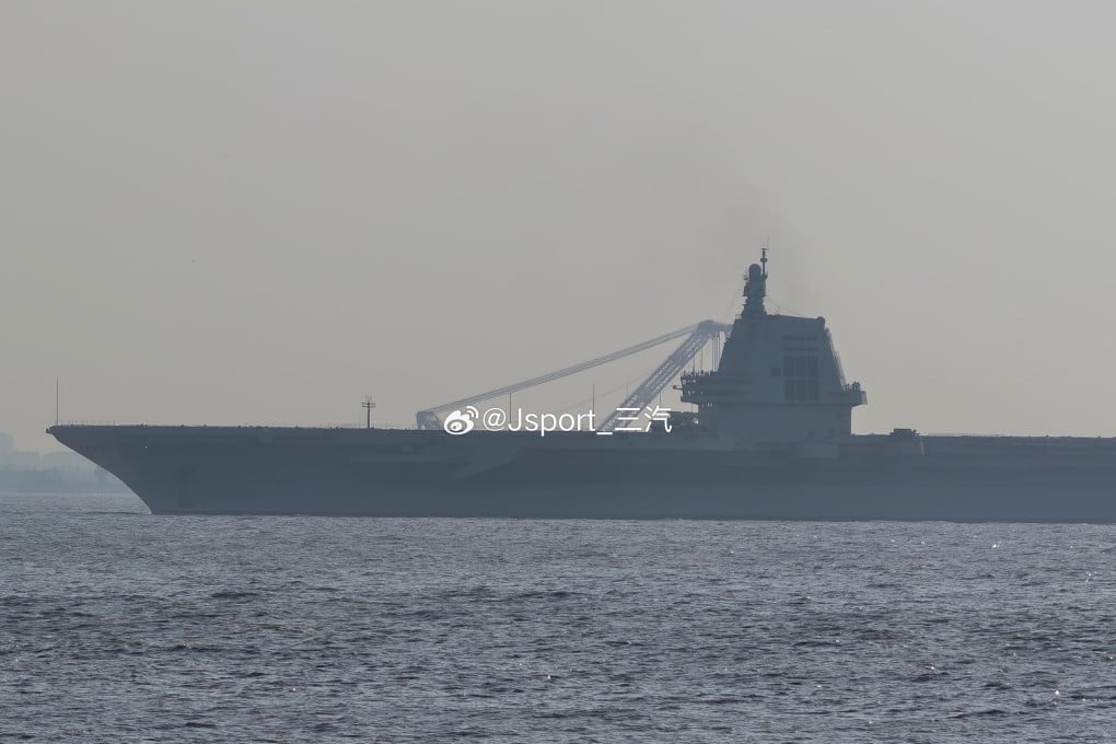 Photos posted on social media show the Fujian aircraft carrier on the move on Tuesday. Photo: Weibo/Jsport_三汽