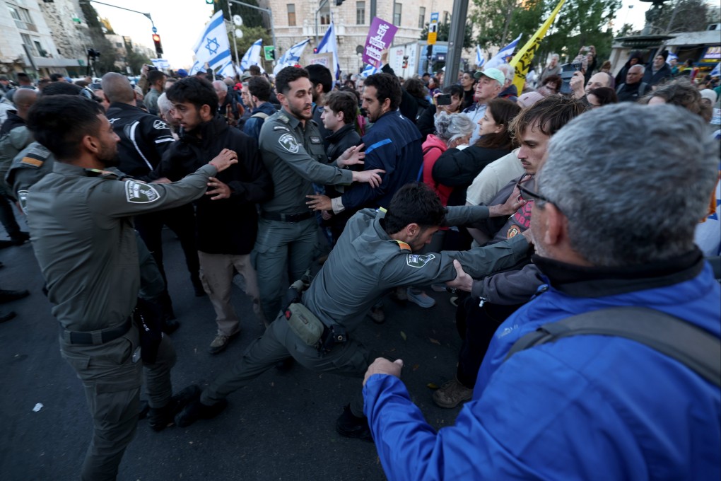 Clashes between police and demonstrators during a march protesting against Israeli Prime Minister Netanyahu’s move to dismiss Shin Bet chief Ronen Bar, in Jerusalem on Thursday. Photo: EPA-EFE