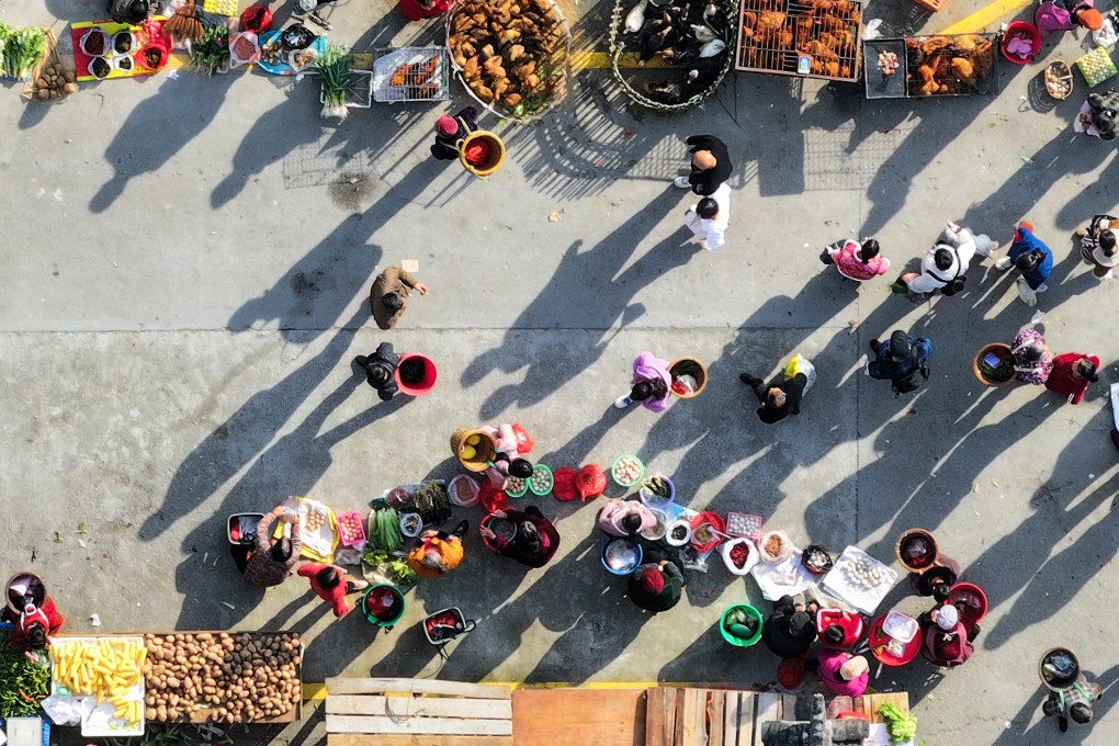 Locals shop at a market in China’s Hunan Province. Photo: Xinhua