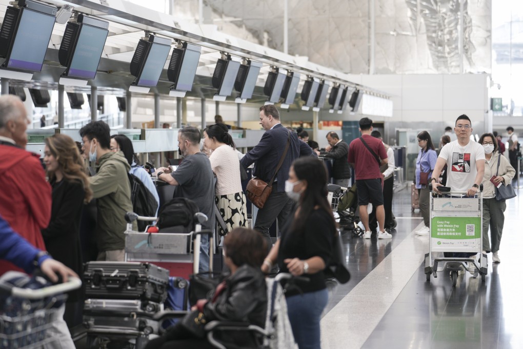 Passengers at check-in counters in Hong Kong. Photo: Harvey Kong