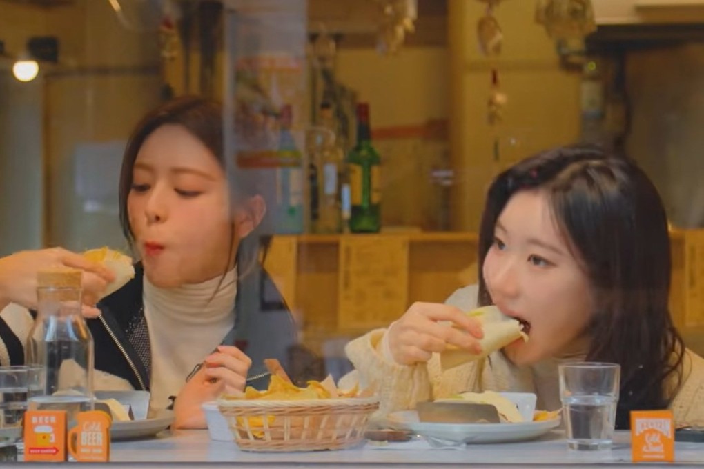 Members of K-pop girl group Itzy  Chaeryeong (right) and Yuna bite into their favourite tacos in one of the episodes of their YouTube show 2SDAY. Photo: Itzy/YouTube