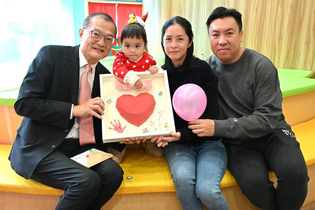 Secretary for Health Lo Chung-mau (left) with donor recipient Cleo Lai and her parents. Photo: Handout