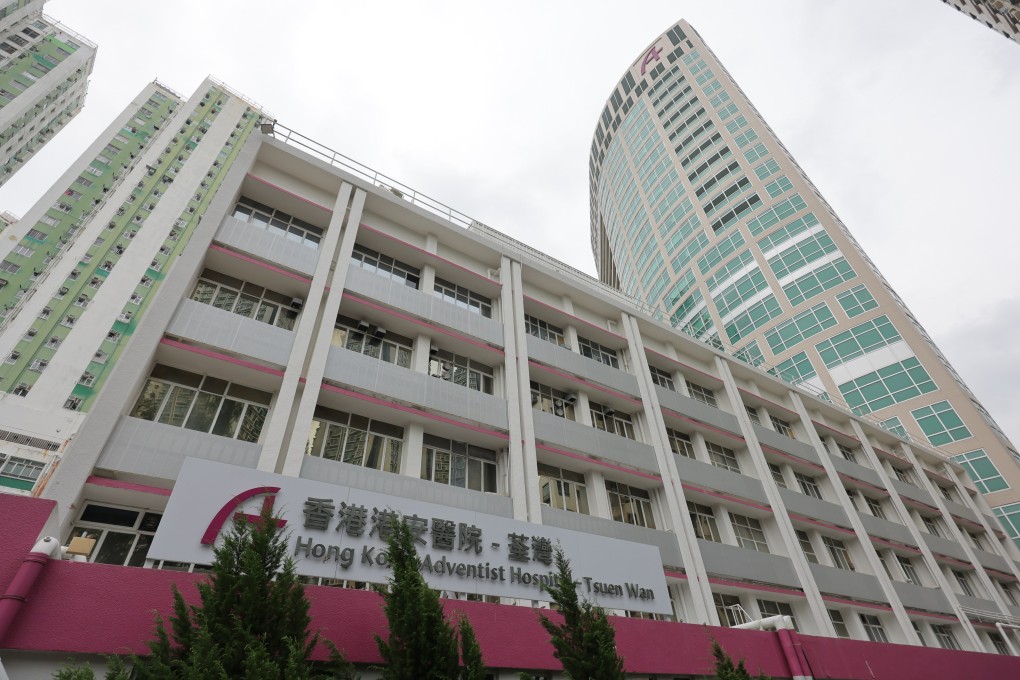 A staff member and a doctor were trying to adjust the lamp at Hong Kong Adventist Hospital in Tsuen Wan when it fell and struck them. Photo: Jelly Tse