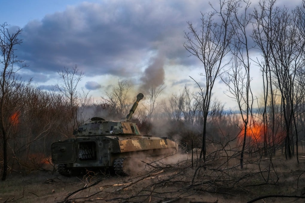 Ukrainians fire a self-propelled howitzer towards Russian troops in Kherson region, Ukraine. Photo: Reuters