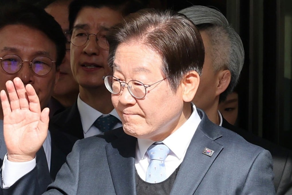 Lee Jae-myung, leader of the main opposition Democratic Party, waves to his supporters as he leaves Seoul High Court on Wednesday. Photo: EPA-EFE