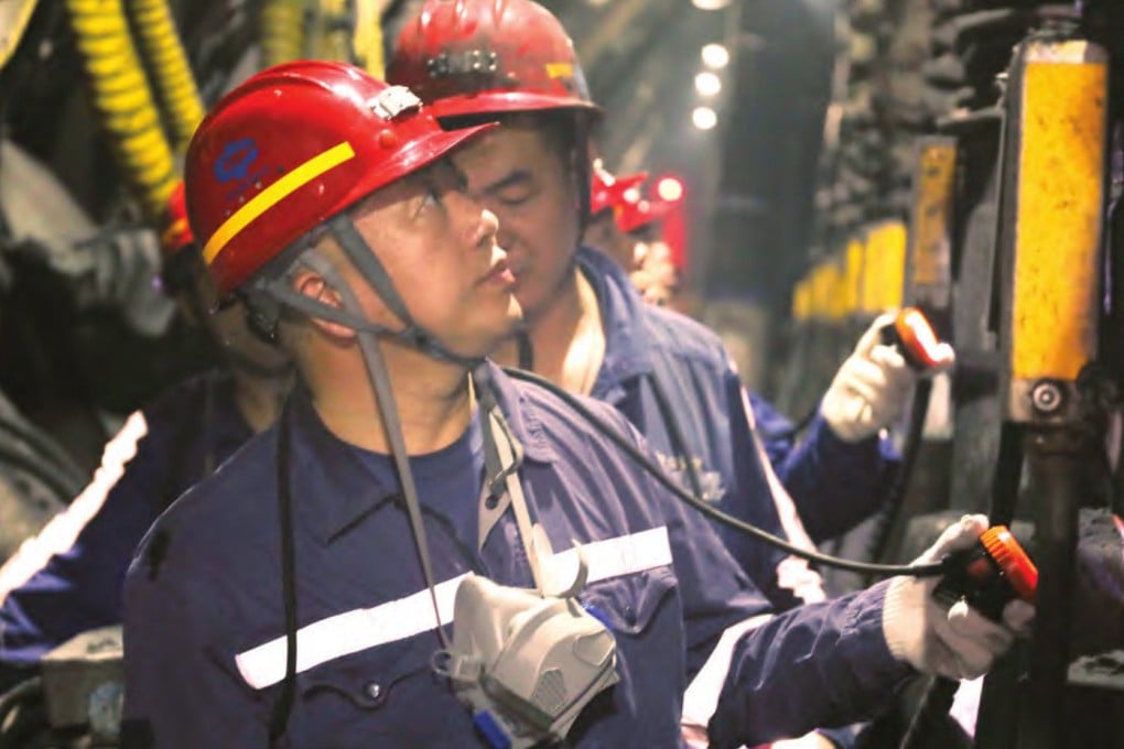 Liang Yunfeng inspects smart machines at a Dahaize underground coal mine. Photo: Journal of Intelligent Mine
