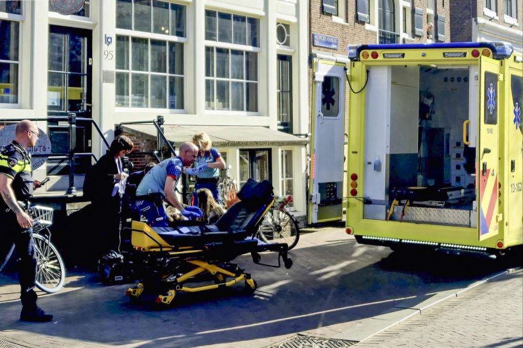 Medical staff assist a wounded person during a stabbing attack in Amsterdam on March 27, 2025. Photo: AFP