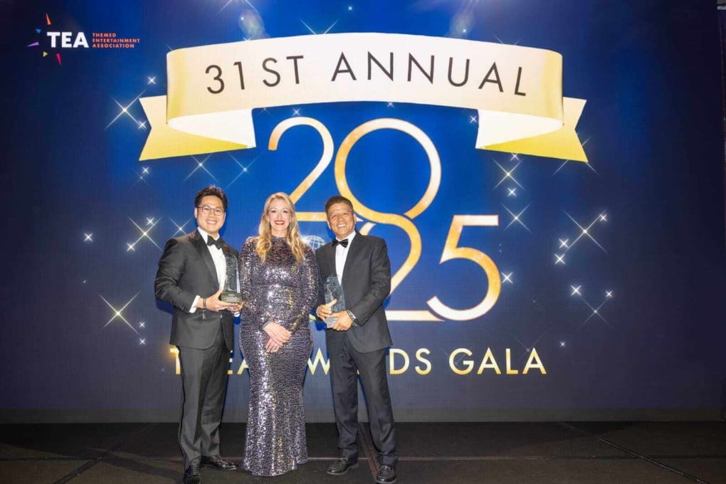 From left to right: Paul Su, senior vice-president of Chimelong Group; Melissa Oviedo, CEO, Themed Entertainment Association; and Su Zhi-gang; founder, Chimelong at the awards ceremony.