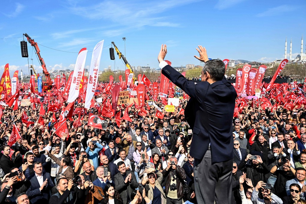 Ozgur Ozel, leader of Turkey’s opposition Republican People’s Party (CHP), waves during a rally in support of Istanbul’s arrested mayor Ekrem Imanoglu on Saturday. Photo: AFP