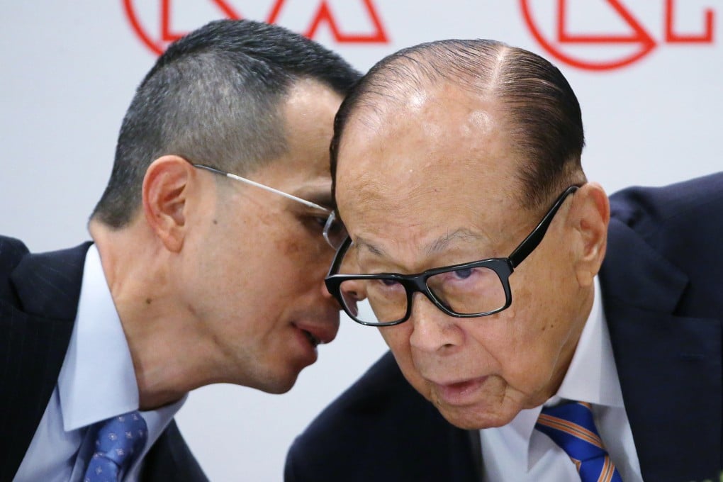 (From left) Victor Li Tzar-kuoi and Li Ka-shing share a word at the CK Hutchison Holdings annual results announcement in 2018. Photo: Sam Tsang
