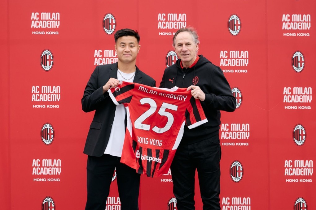 Franco Baresi (right) poses with an AC Milan shirt. Photo: AC Milan