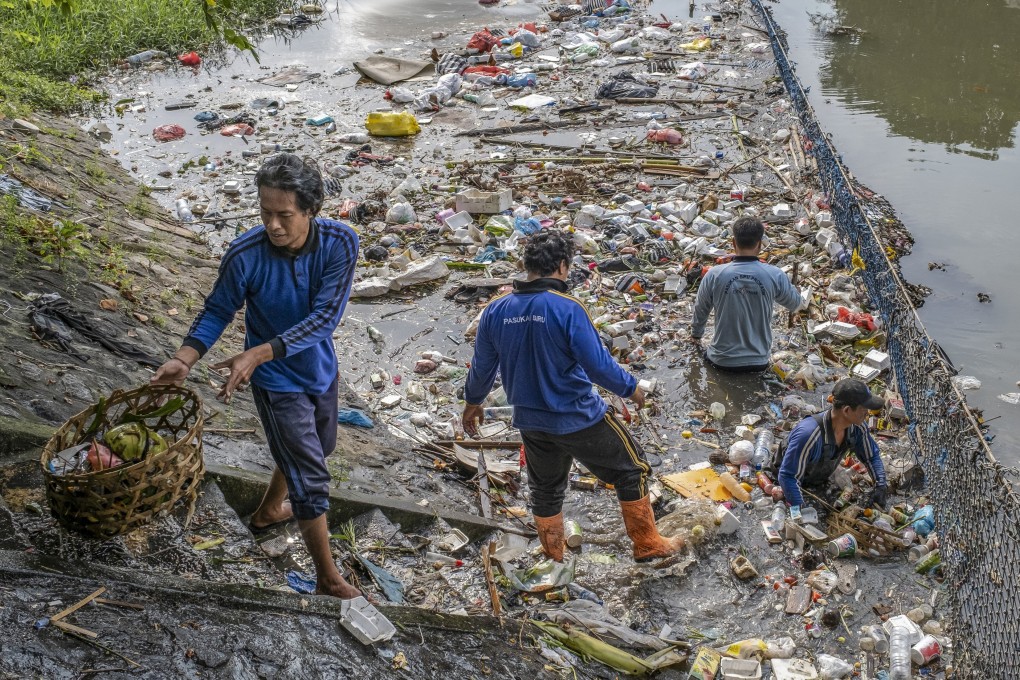 Workers clean up a river filled with rubbish in Denpasar, Bali, Indonesia.  Photo: EPA-EFE