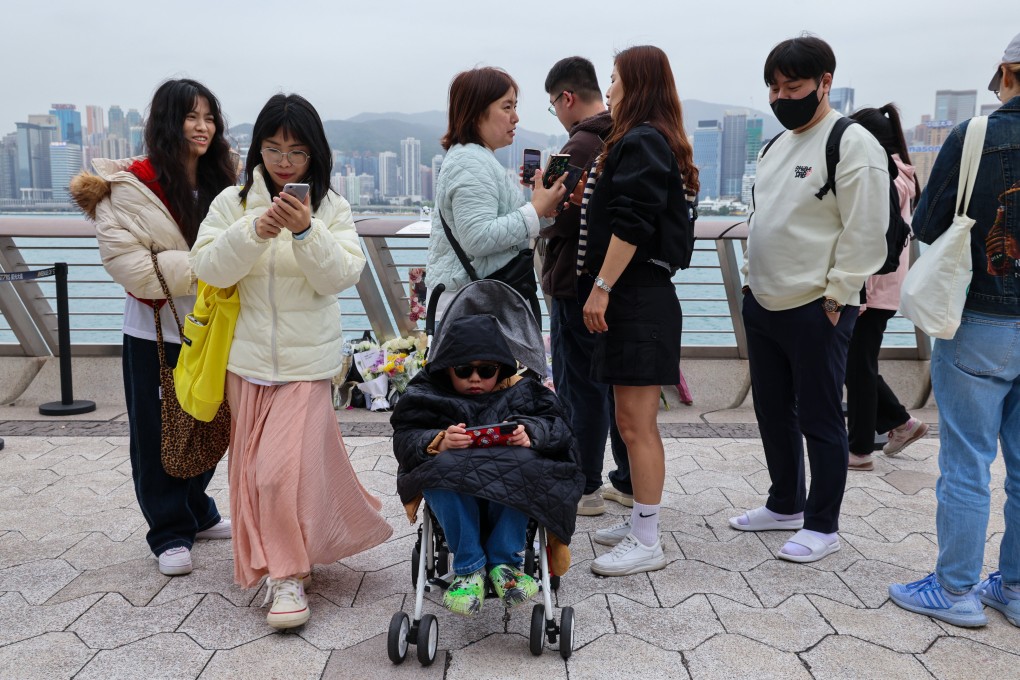 Tourists gather along the Avenue of Stars amid the cold weather. Photo: Jelly Tse