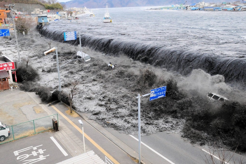 A wave approaches Miyako City from the Heigawa estuary in Iwate prefecture, Japan, after an earthquake struck the area on March 11, 2011. Photo: Reuters