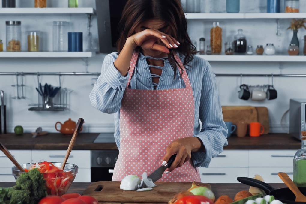 When we cut an onion, two substances come together as its cells are destroyed, releasing a mixture that irritates the eyes, a botanist explains. But there are ways to stem your tears. Photo: Shutterstock