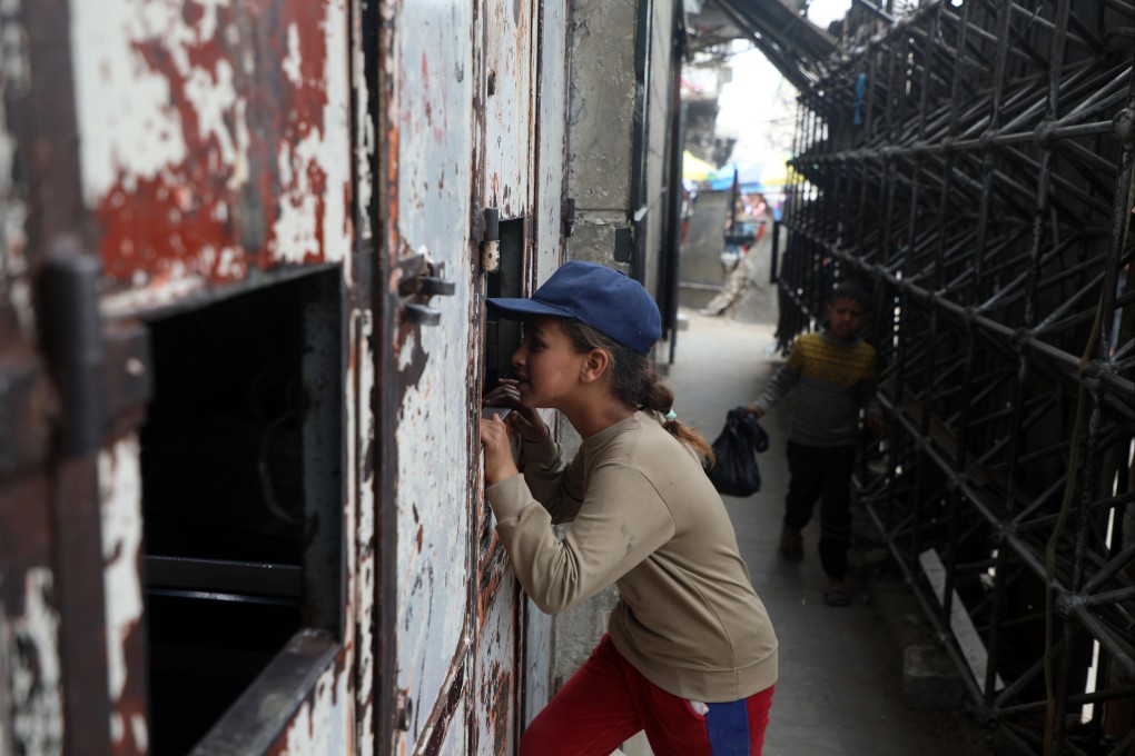 A girl looks at a closed bakery in Gaza City, on April 1. The aid blockade has forced the shuttering of 25 bakeries in Gaza run by the UN World Food Programme as food supplies shrivel. Photo: Xinhua