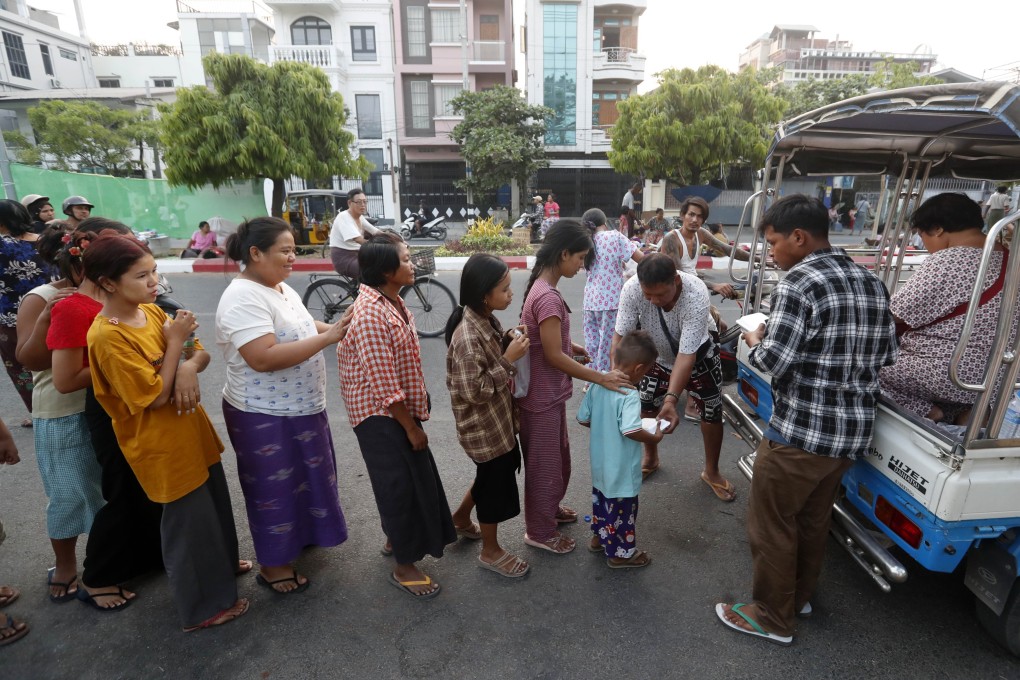 Local volunteers distribute free food and drinking water to the earthquake victims in Mandalay on Wednesday. The truce will run until April 22. Photo: EPA-EFE