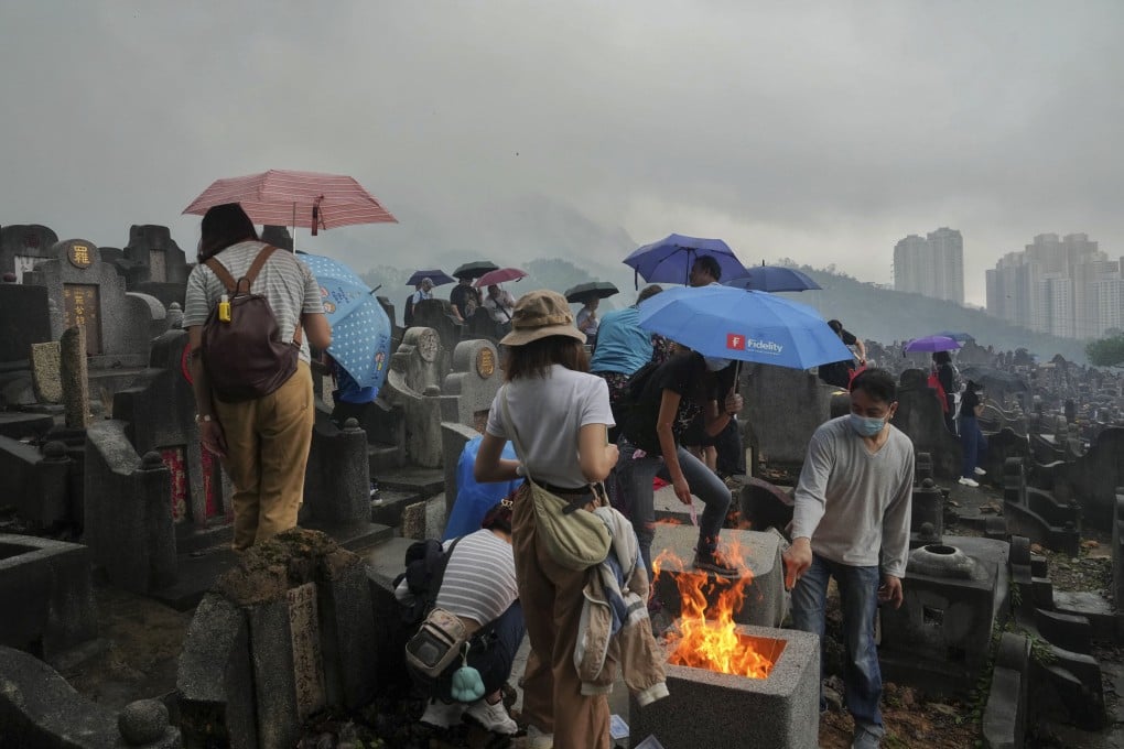 Grave sweepers worship their ancestors at Diamond Hill Cemetery in Kowloon, Hong Kong, on Ching Ming Festival. Photo: Elson Li