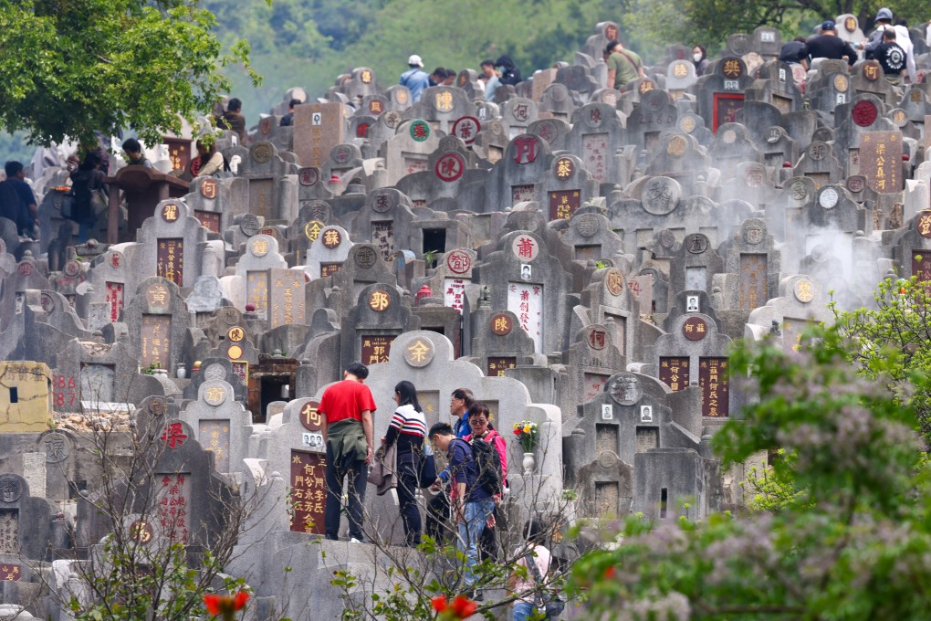 Grave sweepers make offerings to ancestors at the Diamond Hill Cemetery during the Ching Ming Festival. Photo: Dickson Lee