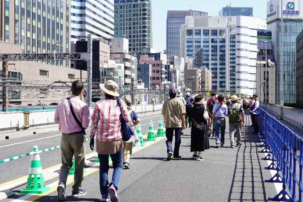 People enjoying the pedestrian-friendly space during Ginza Sky Walk 2024. Photo: Tokyo Metropolitan Government