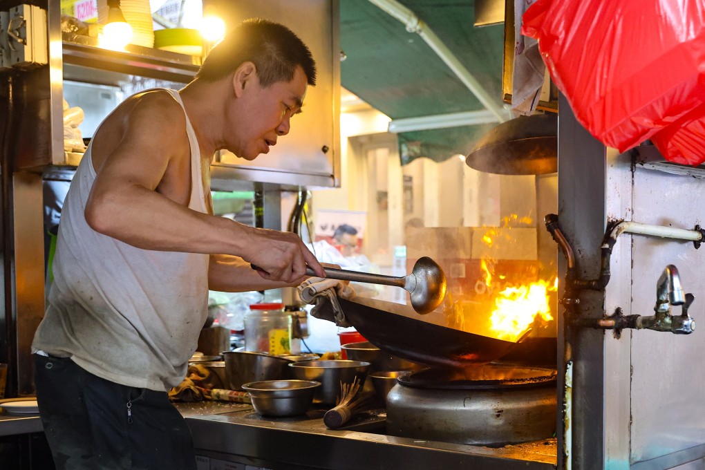 A man cooking at a stall in Central. Gas consumption has consistently remained below the amount recorded in 2018. Photo: Edmond So