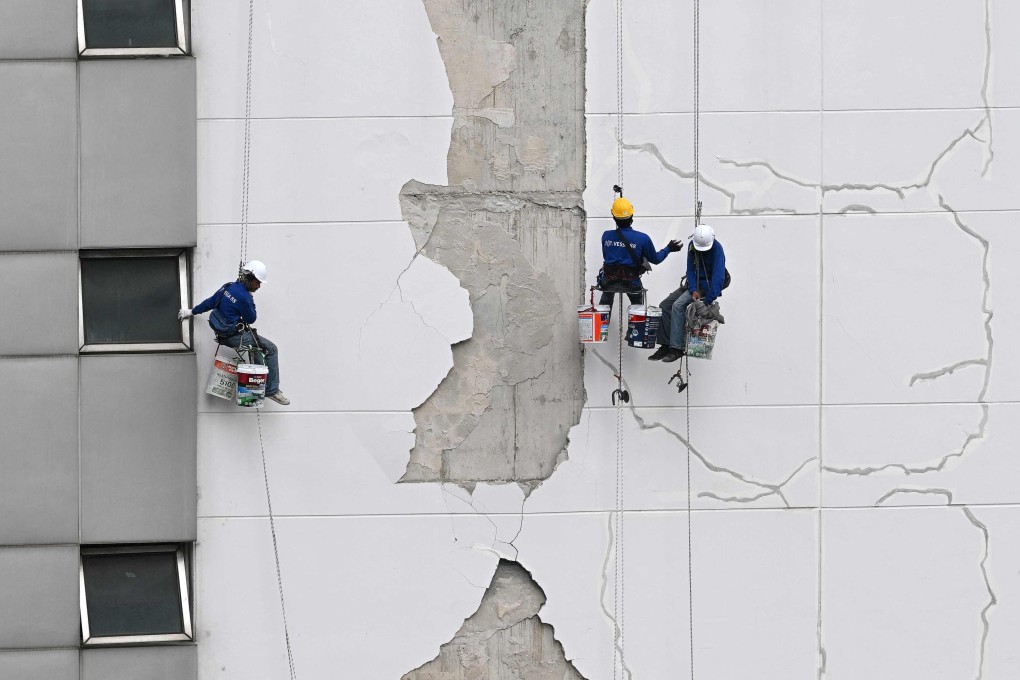 Workers repair damage on the exterior of a high-rise building in Bangkok following the March 28 earthquake that struck central Myanmar and Thailand. Photo: AFP