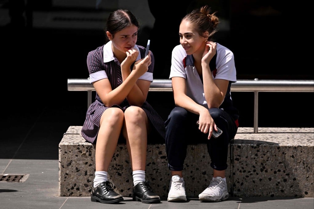Students look at their phones in Melbourne, Australia, on November 28, 2024. Photo: AFP