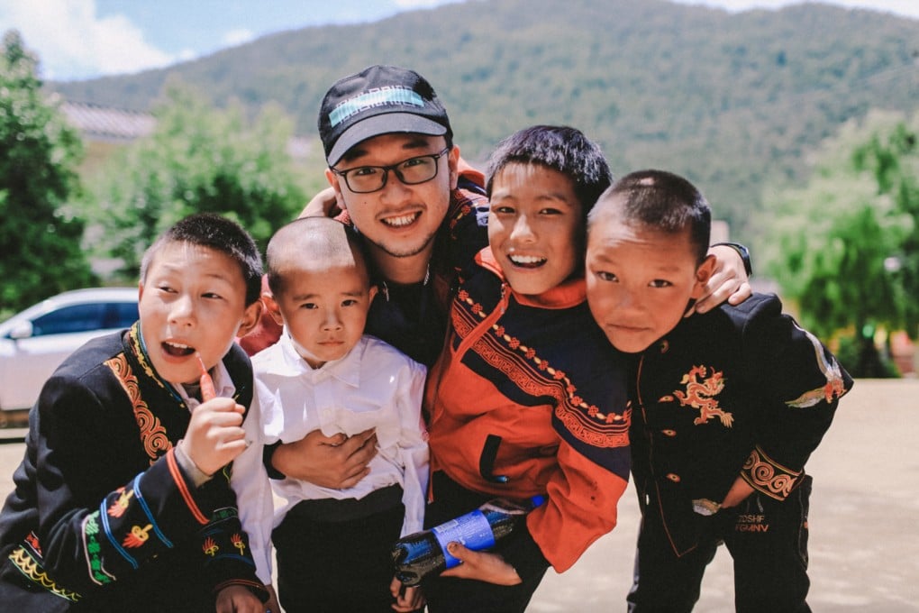 Zhilin Li, Charity Box’s co-founder and director, and rural Yi-ethnic kids in Ning Lang, Yunnan Province, China. Photo: courtesy of Charity Box