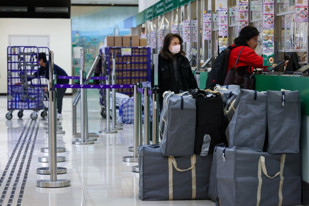 People mail parcels at the General Post Office in Central. Photo: Jelly Tse