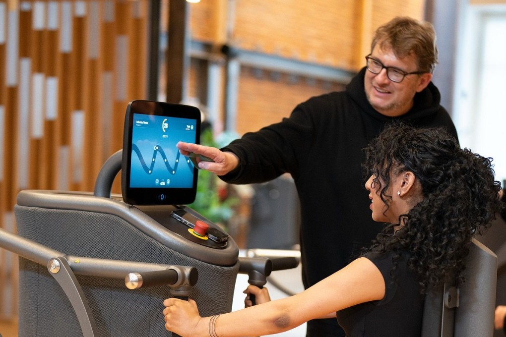 Fred Fitness CEO Andre Enzensberger explains how its AI-powered equipment works. The gym in Los Angeles pairs AI software with human coaches to keep gym-goers on track. Photo: Instagram/fredfitnessofficial