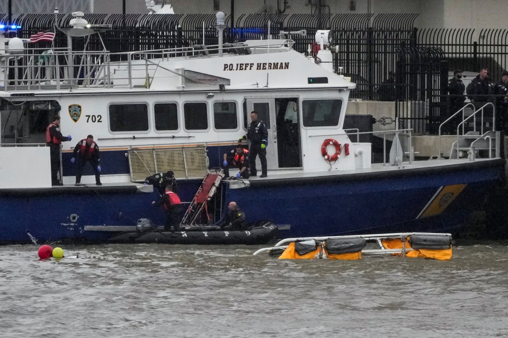 Emergency personnel work at the scene of a helicopter crash on the Hudson River near lower Manhattan in New York on Thursday. Photo: Reuters