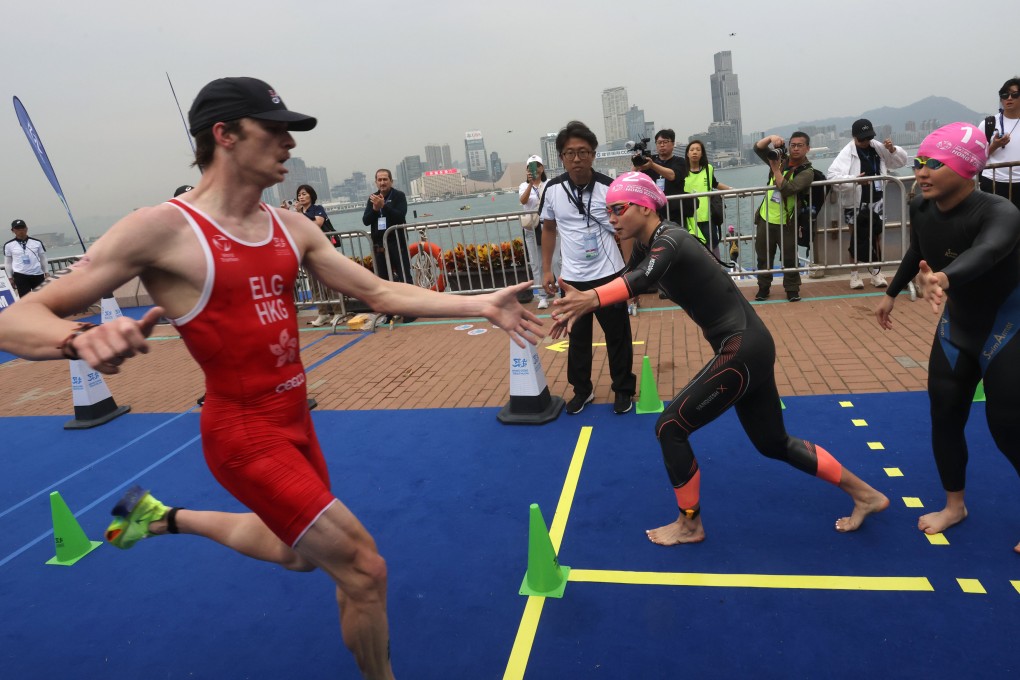 Robin Elg hands over to Tallulah Wright during the Asia Triathlon Sprint Championships relay. Photo: Jonathan Wong