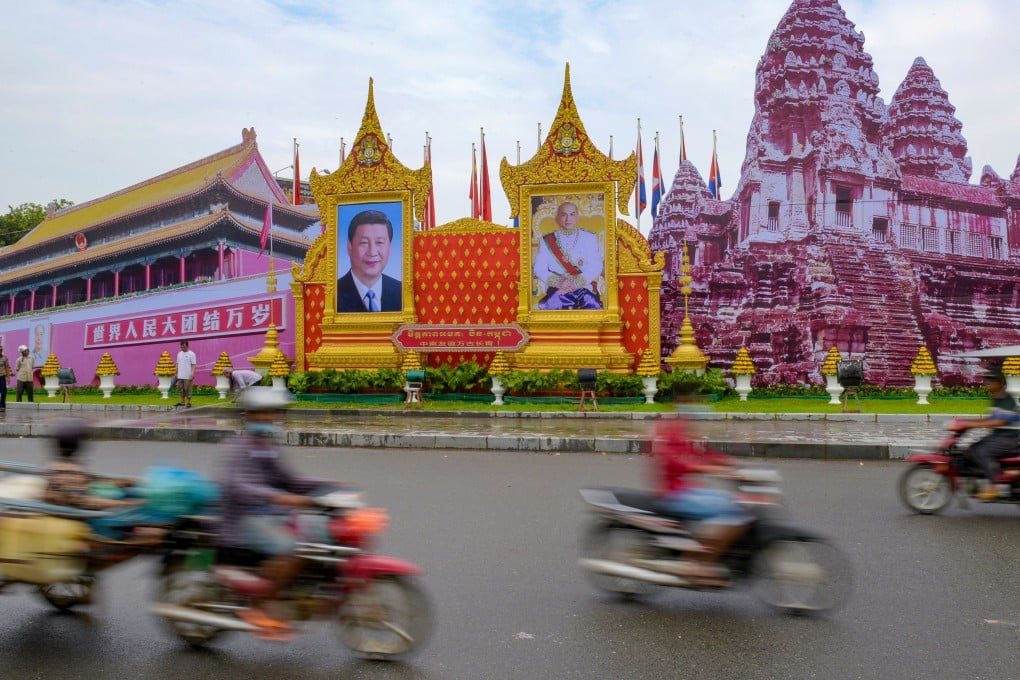 Motorists pass portraits of Chinese President Xi Jinping and Cambodia’s King Norodom Sihamoni, in Phnom Penh, Cambodia, in October 2016. Xi will visit the Southeast Asian country next week as part of a three-nation regional tour. Photo: AFP