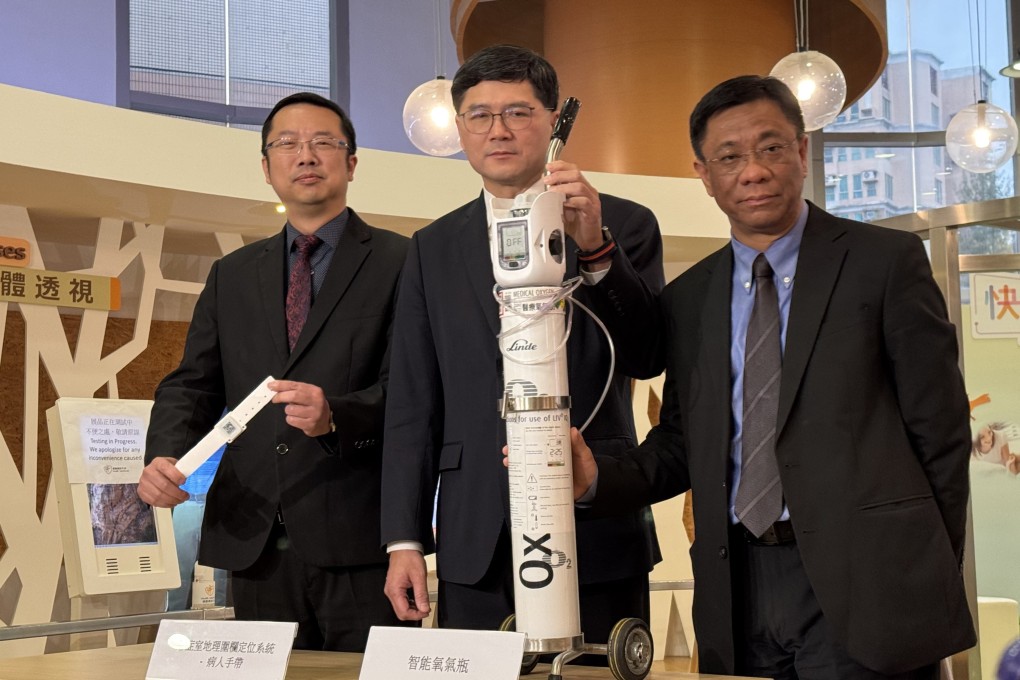 (From Left) Dr Michael Wong, Dr Tony Ko and Dr Raymond Cheung with one of the smart oxygen tanks. Photo: Lo Hoi-ying