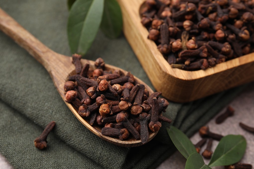 Cloves are used, whole or ground, in sweet and savoury dishes, to which they add a warm, intense flavour. Photo: Shutterstock