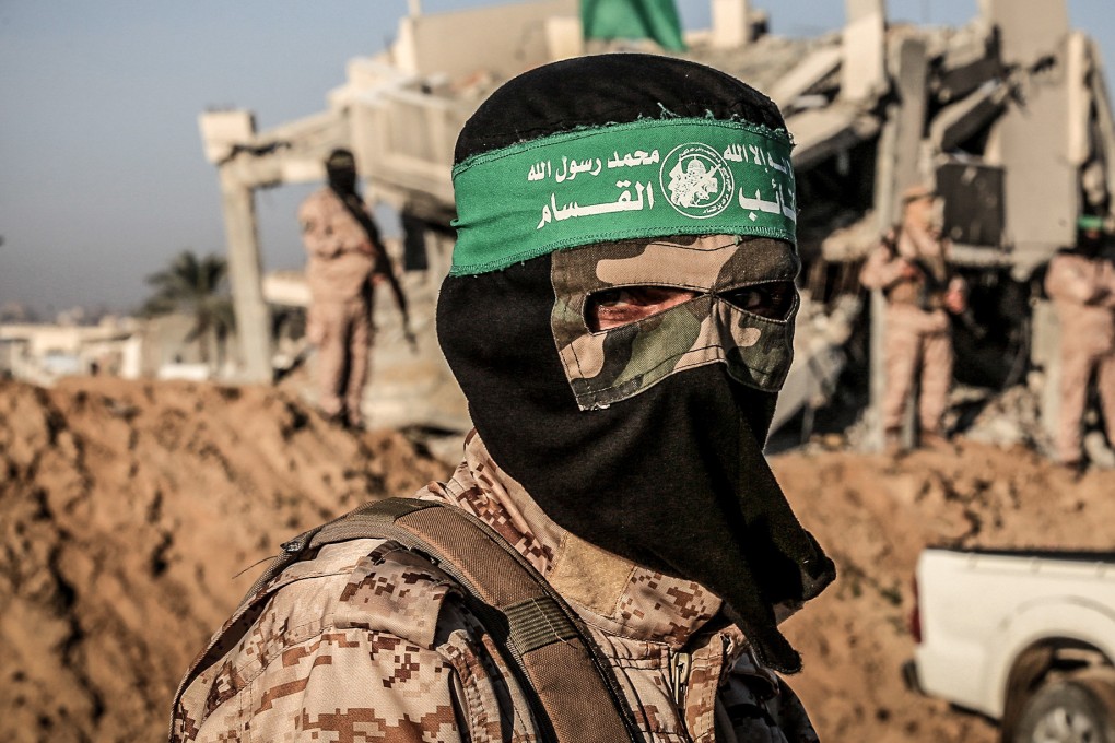 Fighters of the Islamic Jihad and Ezz al-Din Al-Qassam brigades, the military wing of Hamas, stand during the hand-over of three Israeli hostages to representatives of the Red Cross in the southern Gaza Strip city of Khan Younis On February 2. Photo:dpa
