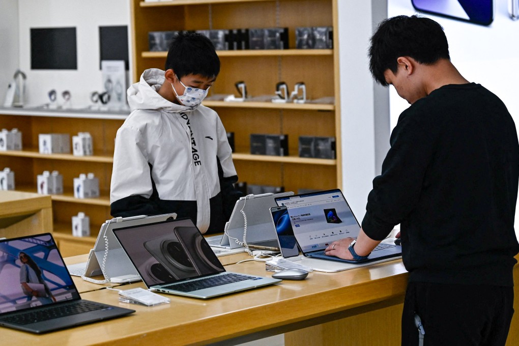A man tests a laptop inside a Huawei store at a shopping mall in Beijing on Sunday. President Donald Trump insisted on Friday that his tariff policy was “doing really well” despite China hiking levies on US goods to 125 percent in the spiraling trade war between the world’s two biggest economies. Photo: AFP