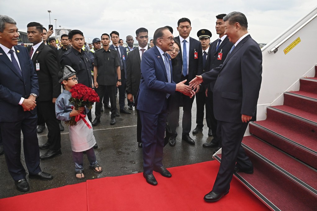Malaysian Prime Minister Anwar Ibrahim (left) welcomes Chinese President Xi Jinping (right) as the Chinese leader arrives in Malaysia for a state visit on Tuesday. Photo: EPA-EFE