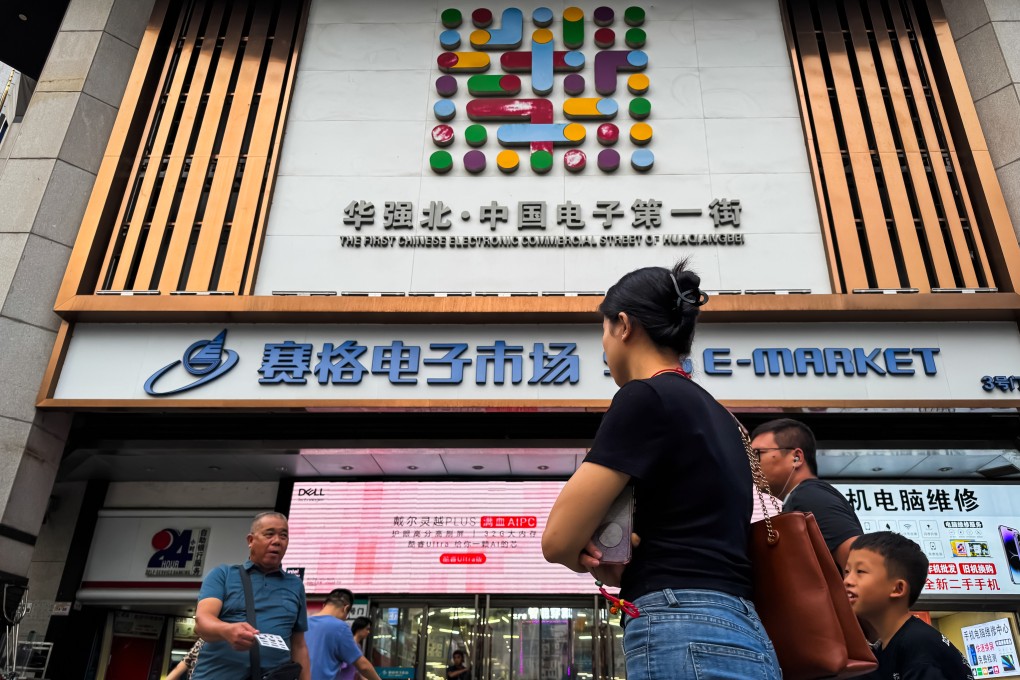 Mọi người đi bộ qua một khu chợ ở Huaqiangbei, phố thương mại điện tử đầu tiên của Trung Quốc, tại Thâm Quyến. Ảnh: Getty Images