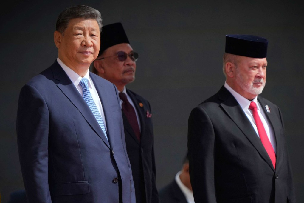 (From left) Chinese President Xi Jinping, Malaysian Prime Minister Anwar Ibrahim and Malaysian King Sultan Ibrahim at a welcome ceremony at the national palace in Kuala Lumpur on Wednesday. Photo:  AFP