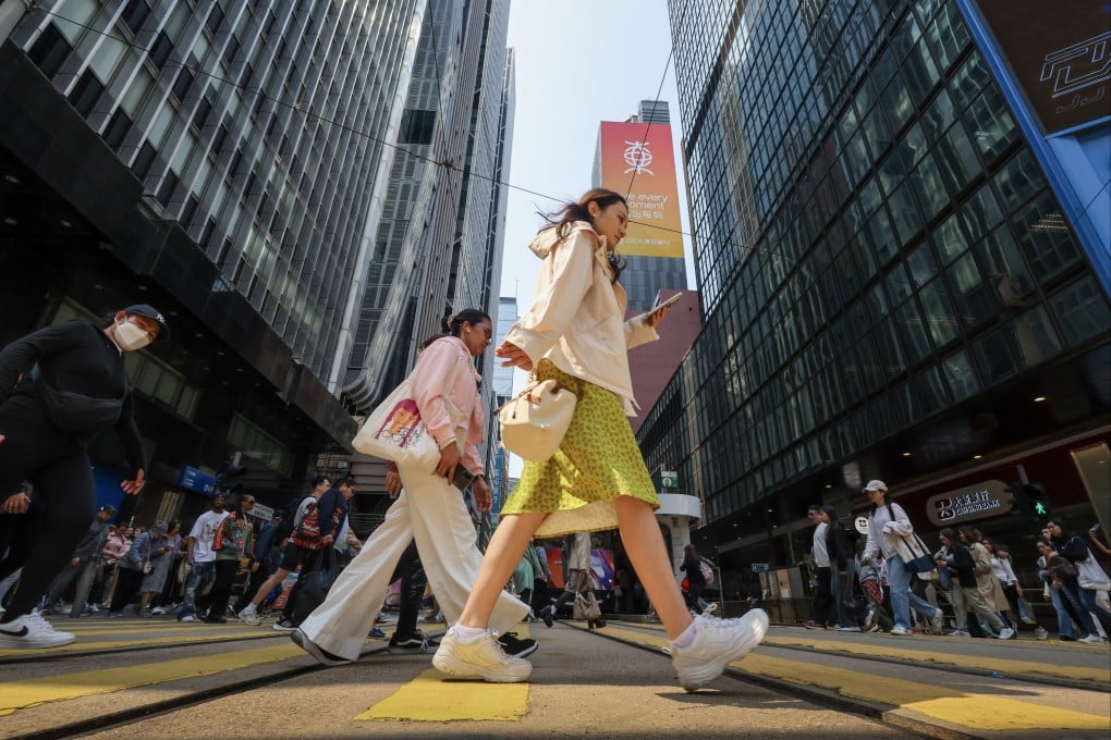 Office workers crossing a busy road in Central, Hong Kong. Photo: Dickson Lee