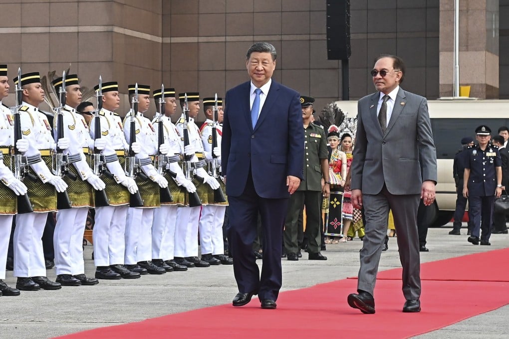 Chinese President Xi Jinping (C) accompanied by Malaysia’s Prime Minister Anwar Ibrahim (R) while walking towards an aircraft for departure at the Bunga Raya Complex in Sepang, outside Kuala Lumpur, Malaysia, on April 17. Xi departed to Cambodia after three day state visit to Malaysia. Photo: EPA-EFE