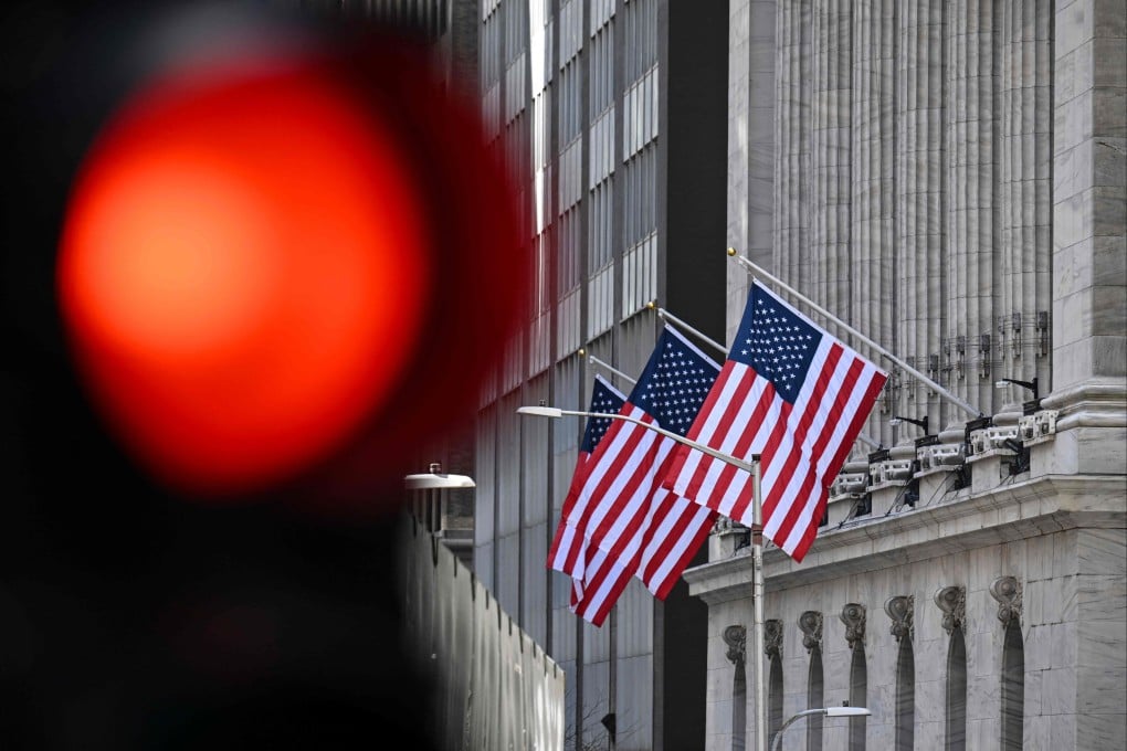 A traffic light stands in the foreground of a view of the New York Stock Exchange on Wall Street in New York City on April 8, 2025. Photo: AFP
