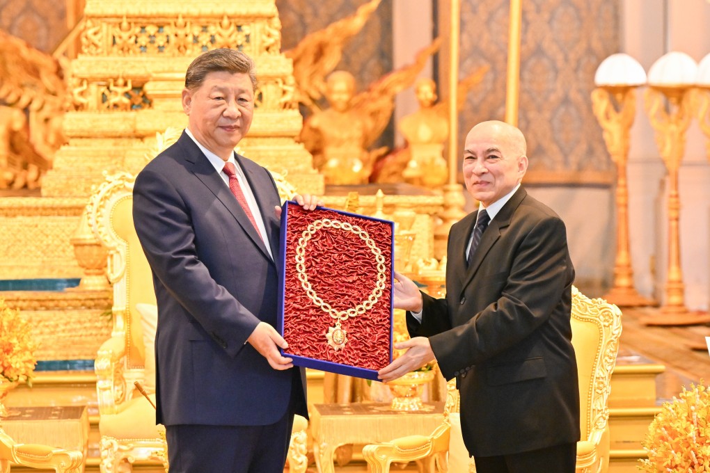Cambodian King Norodom Sihamoni presents the National Order of Independence -- Grand Collar to Chinese President Xi Jinping at the Royal Palace in Phnom Penh, Cambodia, on Thursday. Photo: Xinhua