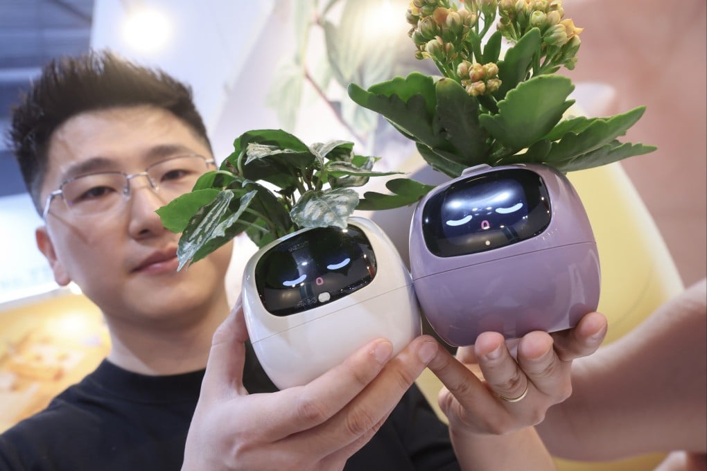 Sun Gaoran, chief technology officer of Wuxi PlantsIO Technology, shows off his AI planter at the Global Sources Hong Kong Trade Shows. Photo: Edmond So
