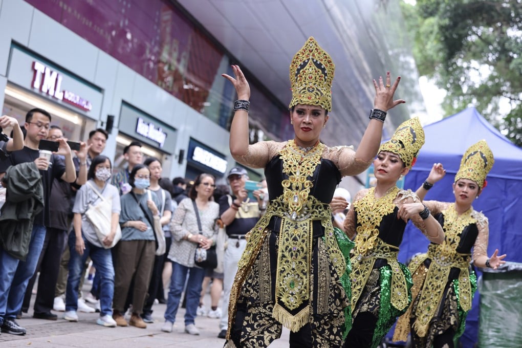 Traditional Indonesian dance is performed at Hong Kong’s first outdoor Halal Food Festival in Tsim Sha Tsui on Saturday. Photo: Nora Tam