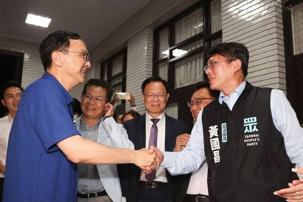 KMT chairman Eric Chu (left) and TPP chief Huang Kuo-chang aim to craft a coordinated response on defending judicial fairness, safeguarding democracy and addressing the economic impact of US import tariffs. Photo: CNA