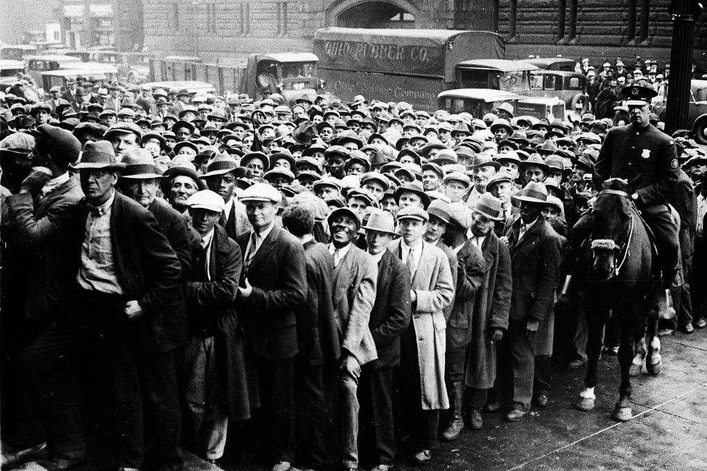 Crowds of unemployed people gather outside City Hall in Cleveland, Ohio in October 1930, months after the US raised tariffs on imported goods during the Great Depression. Photo: AP