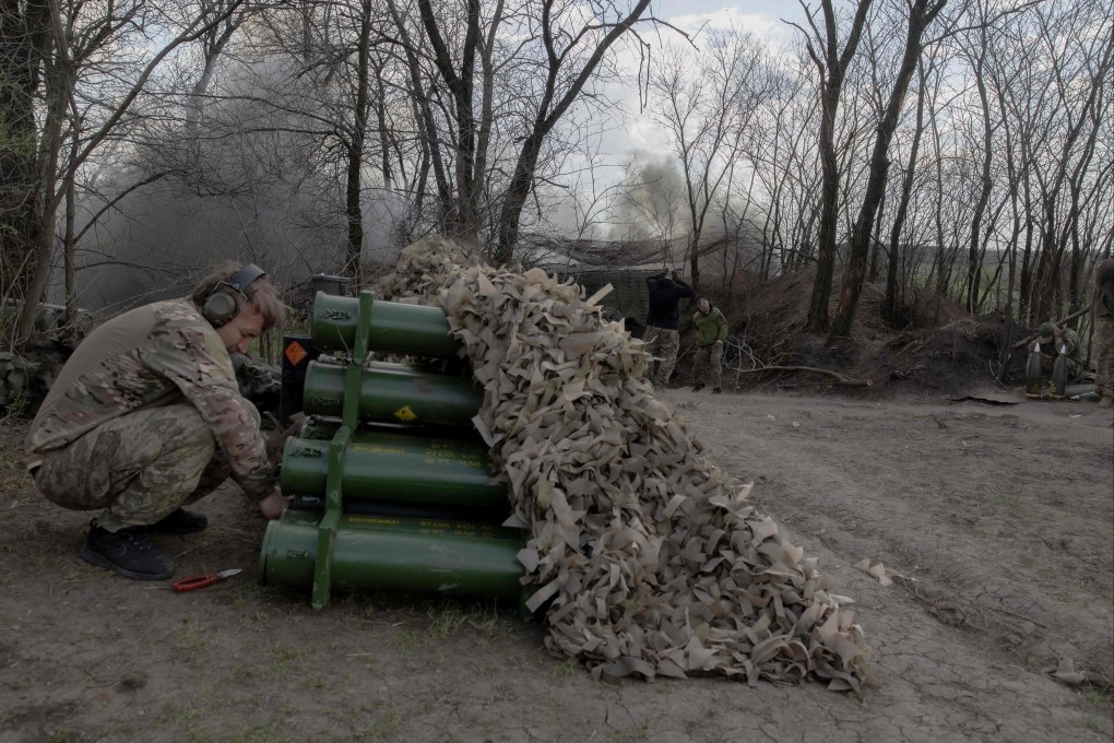 Ukrainian servicemen fire a howitzer towards Russian positions in the eastern Donetsk region on April 23. Photo: AFP