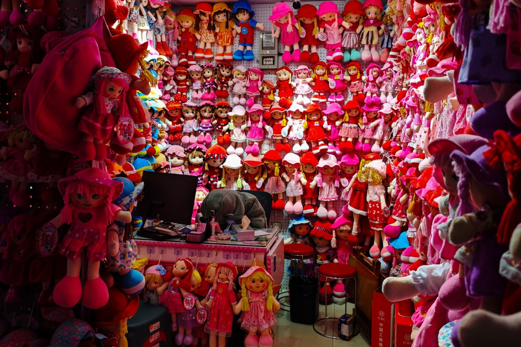 A vendor sleeps at the Yiwu International Trade Market in eastern China’s Zhejiang province while waiting for customers. Photo: Wency Chen